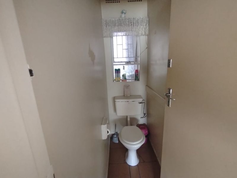 Spacious Family Home with Flatlet, Wendy House & Ample Parking – Ideal for the Extended Family! - Photo 9