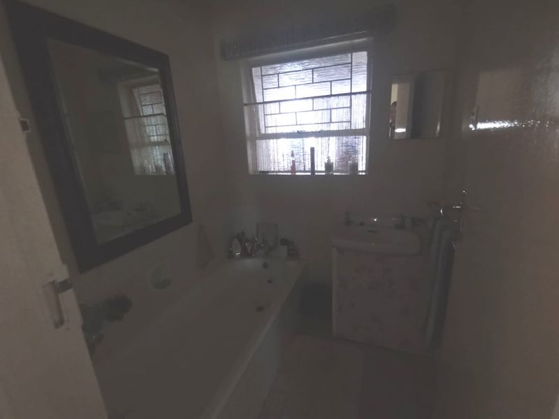 Spacious Family Home with Flatlet, Wendy House & Ample Parking – Ideal for the Extended Family! - Photo 8