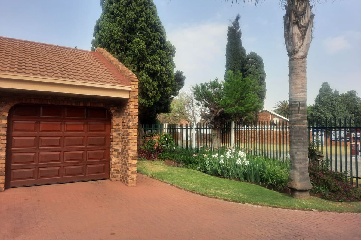 Spacious 4-Bedroom Family Home with Flatlet and Pool - Photo 4