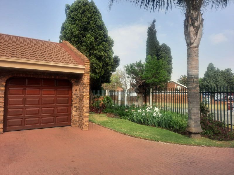 Spacious 4-Bedroom Family Home with Flatlet and Pool - Photo 4