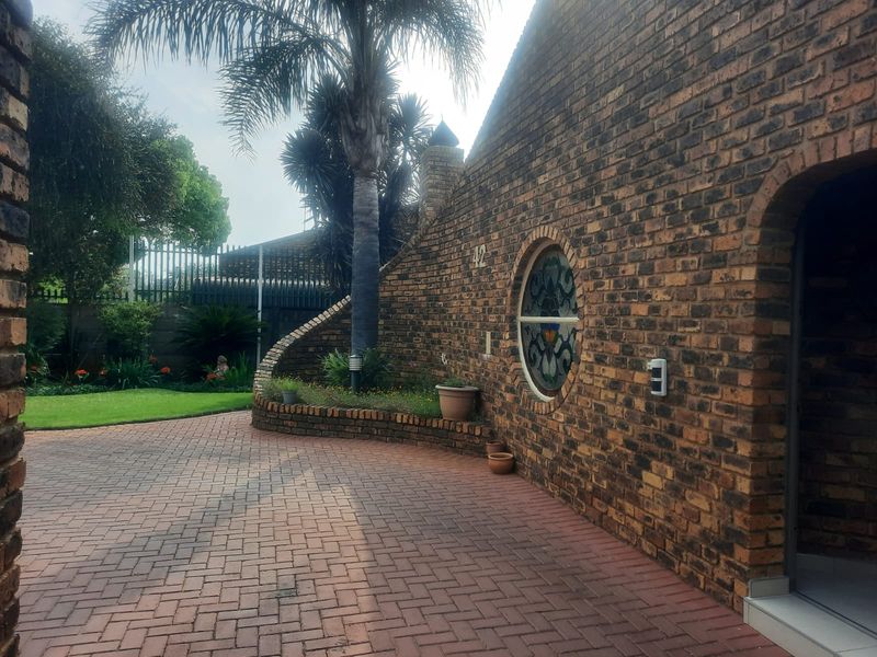 Spacious 4-Bedroom Family Home with Flatlet and Pool - Photo 3