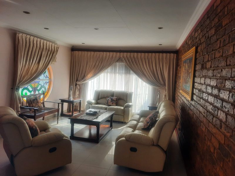 Spacious 4-Bedroom Family Home with Flatlet and Pool - Photo 10