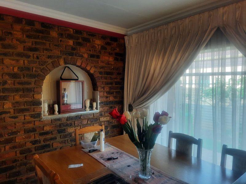 Spacious 4-Bedroom Family Home with Flatlet and Pool - Photo 9
