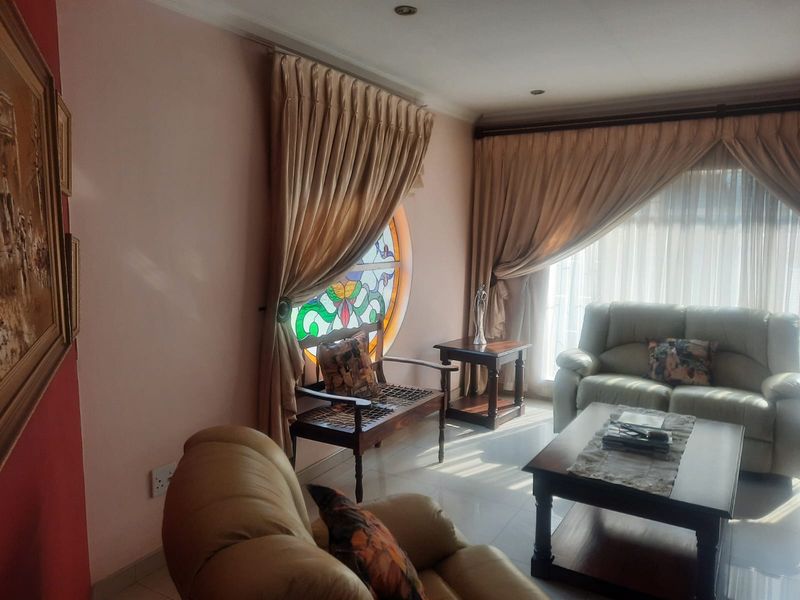 Spacious 4-Bedroom Family Home with Flatlet and Pool - Photo 8