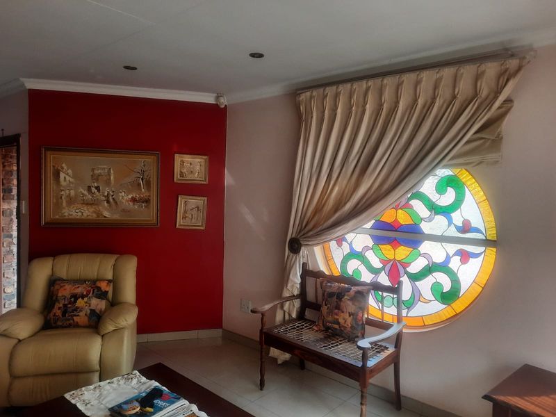 Spacious 4-Bedroom Family Home with Flatlet and Pool - Photo 7