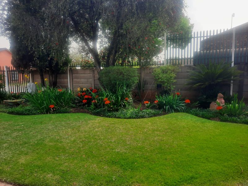 Spacious 4-Bedroom Family Home with Flatlet and Pool - Photo 1