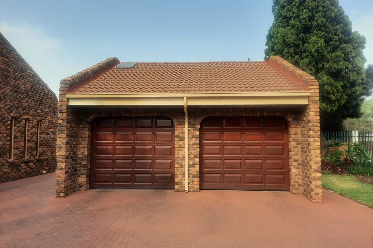 Spacious 4-Bedroom Family Home with Flatlet and Pool - Photo 5
