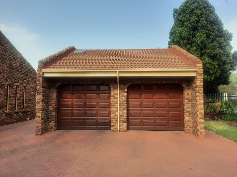 Spacious 4-Bedroom Family Home with Flatlet and Pool - Photo 5