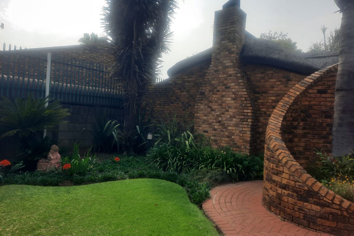 Spacious 4-Bedroom Family Home with Flatlet and Pool - Photo 2