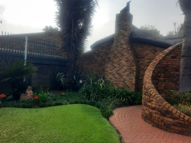 Spacious 4-Bedroom Family Home with Flatlet and Pool - Photo 2