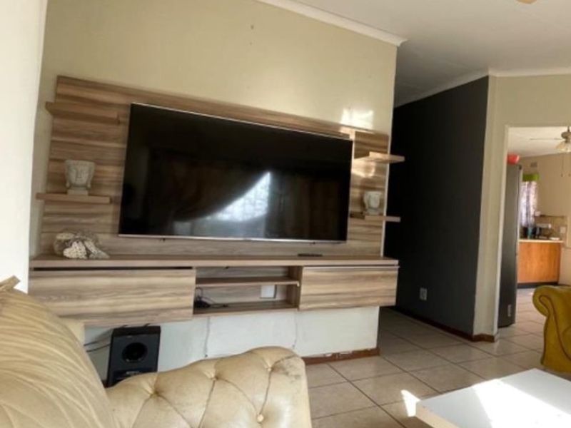3 Bedroom House For Sale In Meyerton Park !!! - Photo 5