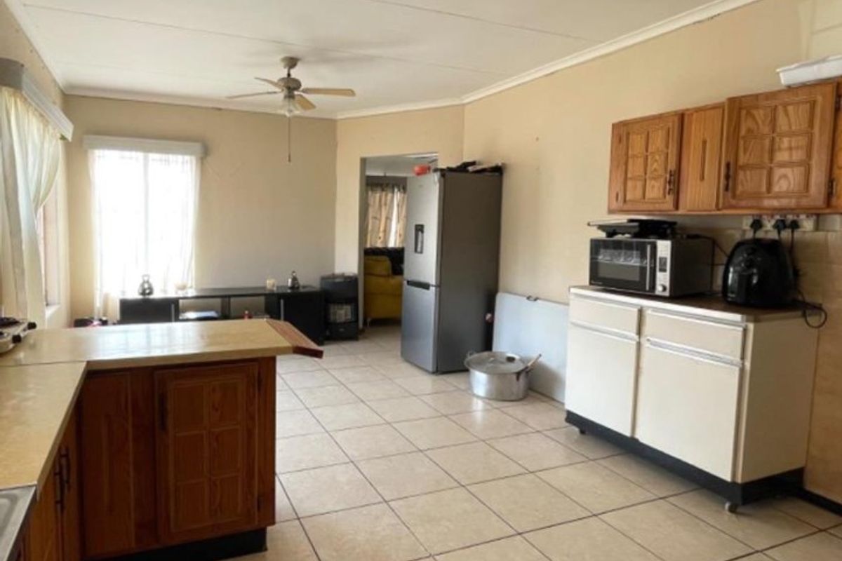 3 Bedroom House For Sale In Meyerton Park !!! - Photo 2