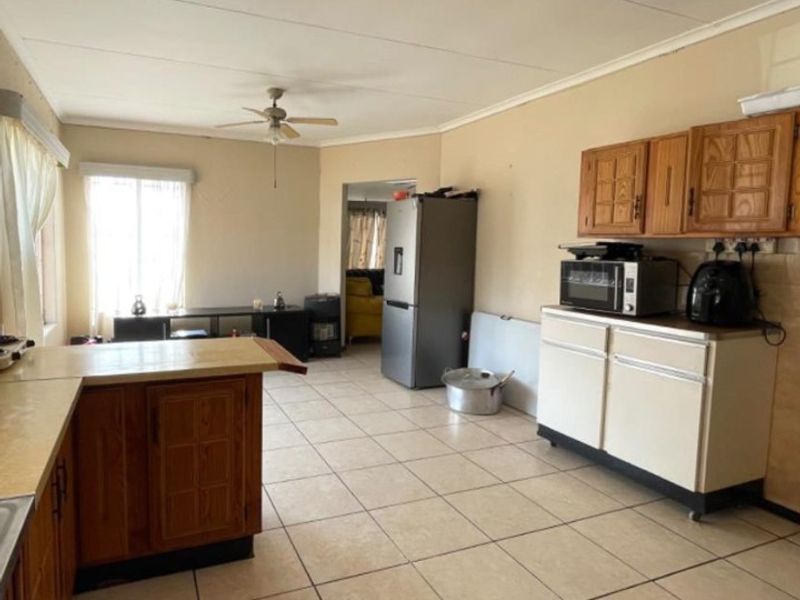 3 Bedroom House For Sale In Meyerton Park !!! - Photo 2