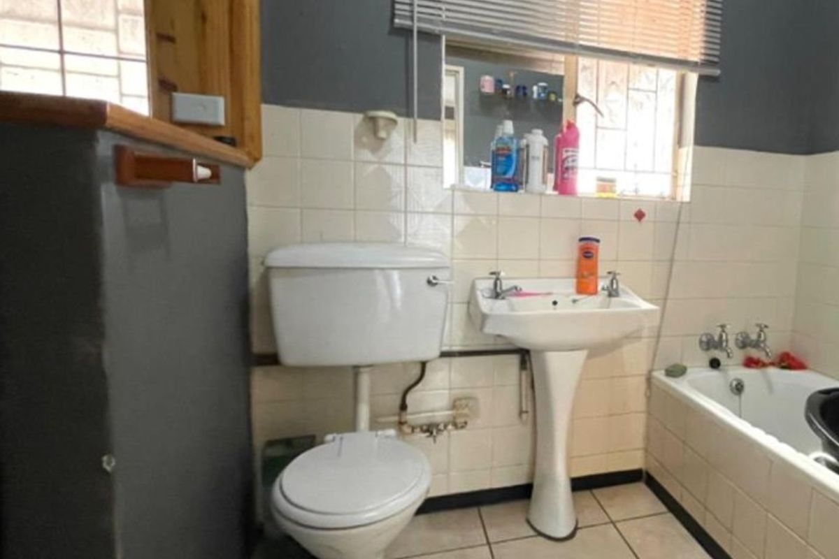 3 Bedroom House For Sale In Meyerton Park !!! - Photo 3