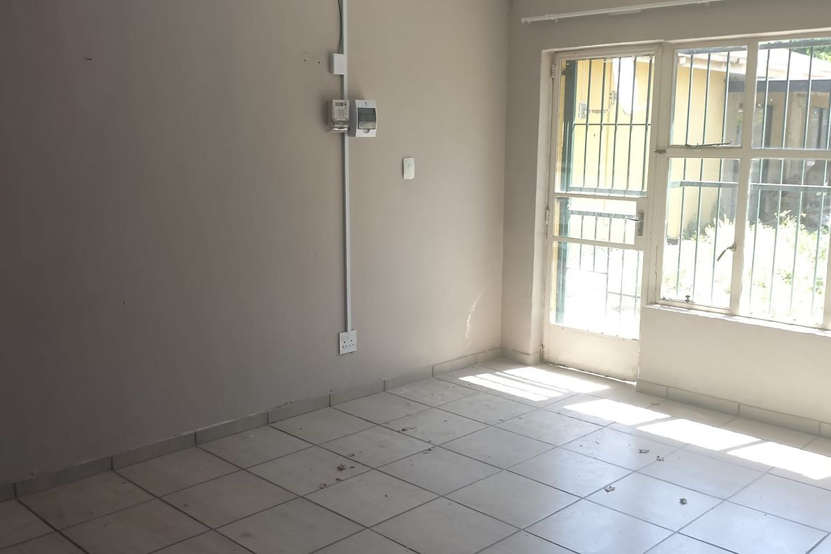 Spacious 5-Bedroom Home with Flatlet – Ideal for Rental or Accommodation - Photo 5