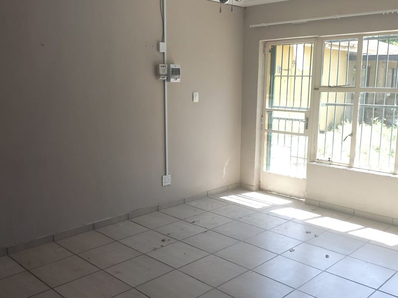 Spacious 5-Bedroom Home with Flatlet – Ideal for Rental or Accommodation - Photo 5