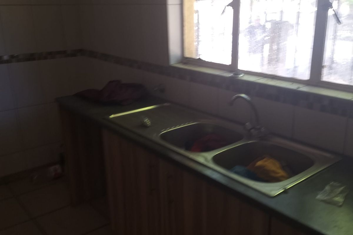 Spacious 5-Bedroom Home with Flatlet – Ideal for Rental or Accommodation - Photo 3
