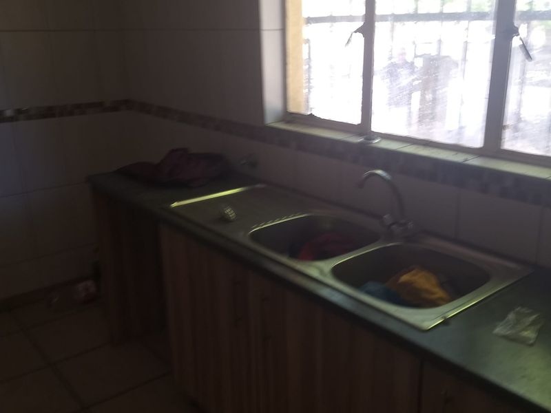 Spacious 5-Bedroom Home with Flatlet – Ideal for Rental or Accommodation - Photo 3