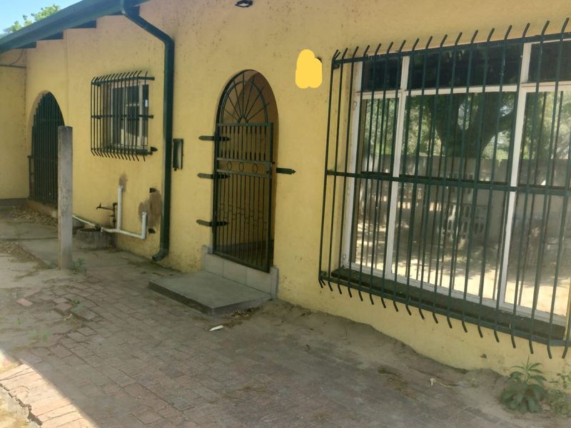 Spacious 5-Bedroom Home with Flatlet – Ideal for Rental or Accommodation - Photo 1