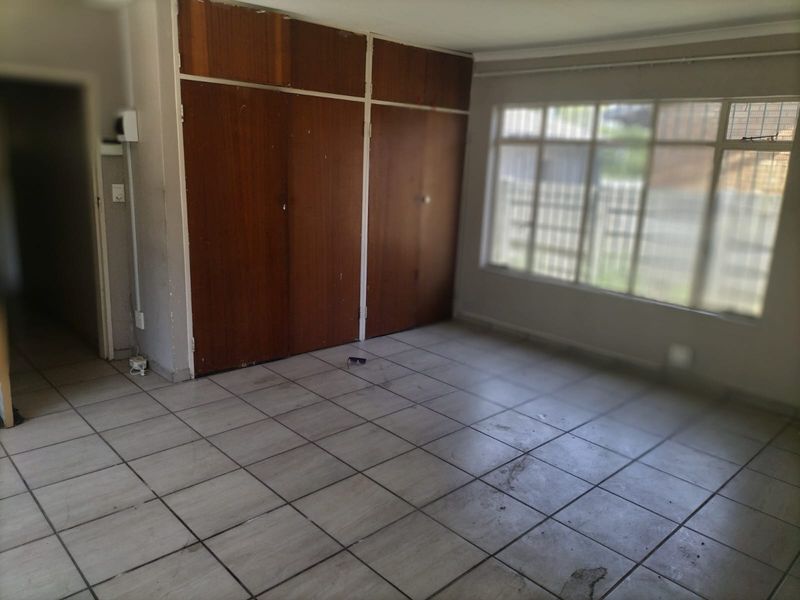 Spacious 5-Bedroom Home with Flatlet – Ideal for Rental or Accommodation - Photo 9
