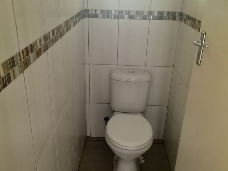 Spacious 5-Bedroom Home with Flatlet – Ideal for Rental or Accommodation - Photo 8