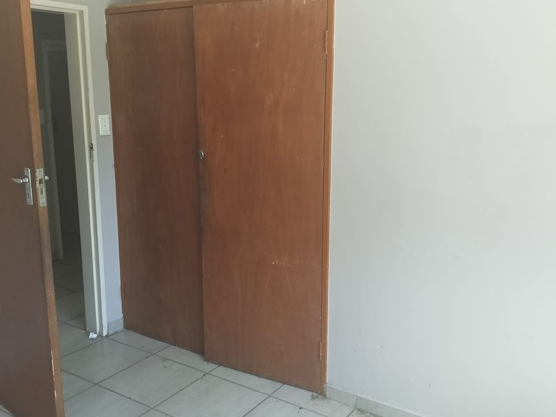 Spacious 5-Bedroom Home with Flatlet – Ideal for Rental or Accommodation - Photo 7