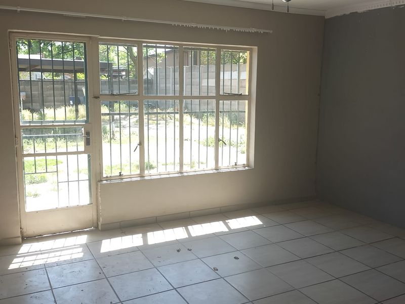 Spacious 5-Bedroom Home with Flatlet – Ideal for Rental or Accommodation - Photo 6