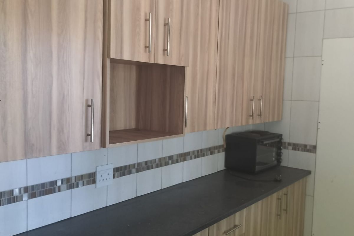 Spacious 5-Bedroom Home with Flatlet – Ideal for Rental or Accommodation - Photo 2
