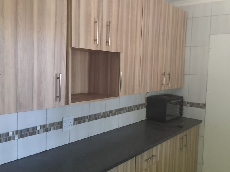 Spacious 5-Bedroom Home with Flatlet – Ideal for Rental or Accommodation - Photo 2