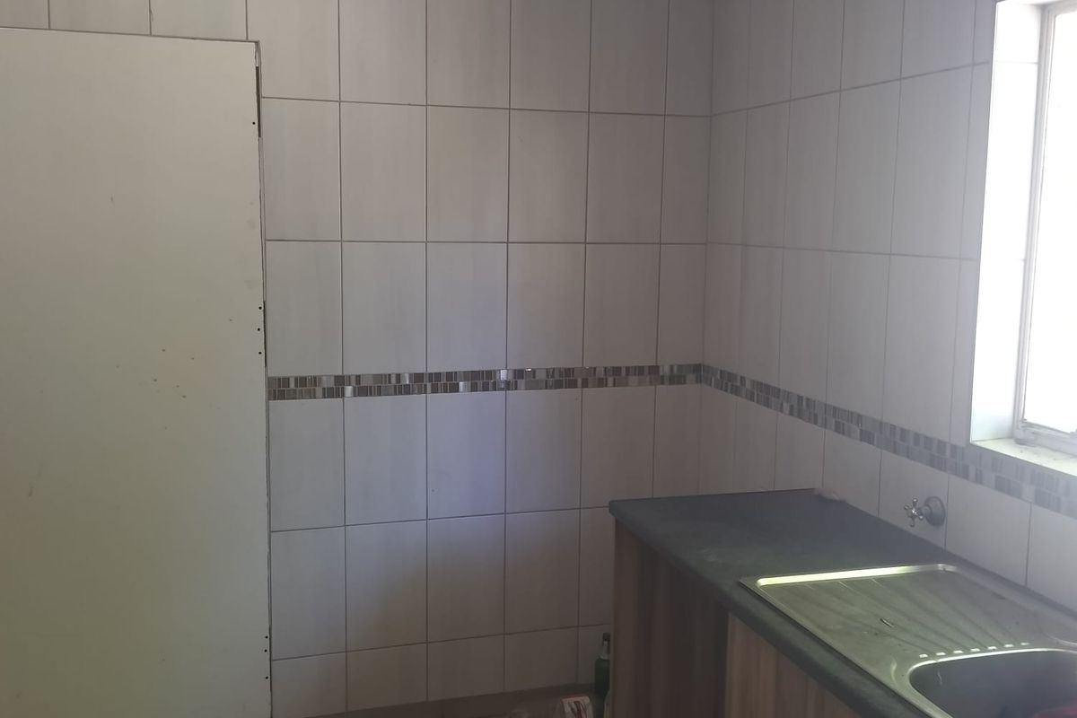Spacious 5-Bedroom Home with Flatlet – Ideal for Rental or Accommodation - Photo 4