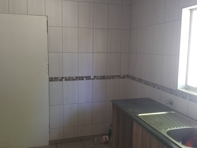 Spacious 5-Bedroom Home with Flatlet – Ideal for Rental or Accommodation - Photo 4
