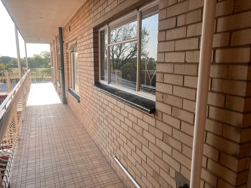 2 Bedroom flat for sale - Photo 3