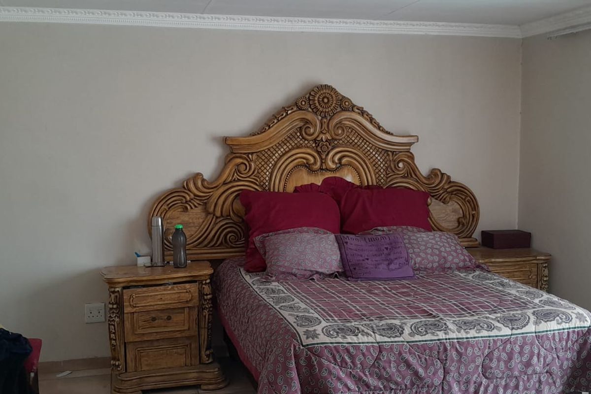 A bedroom featuring crown molding and neutral wall finishes, providing a functional space ready for modern updates.
