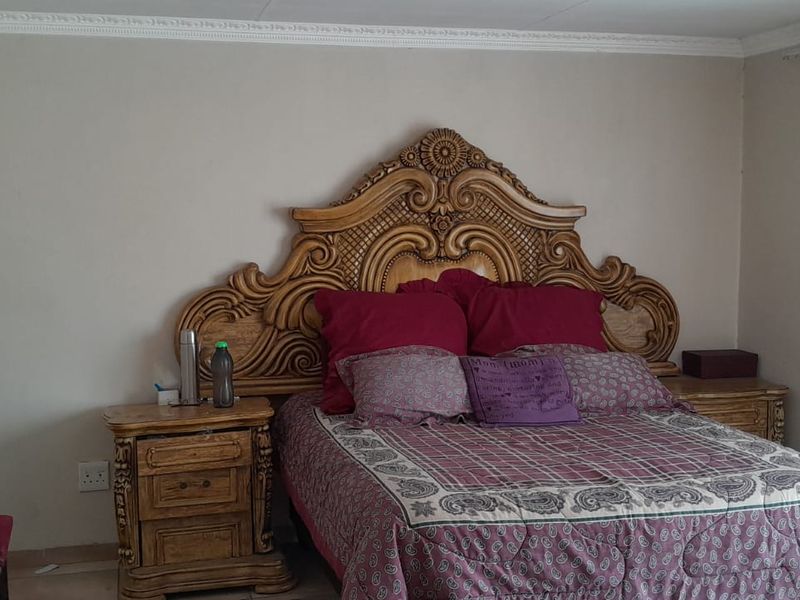 A bedroom featuring crown molding and neutral wall finishes, providing a functional space ready for modern updates.