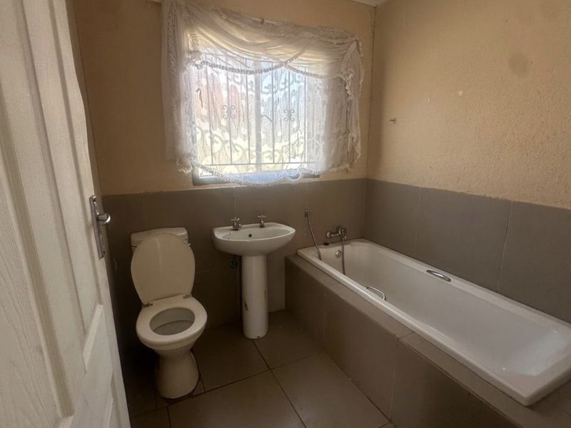 🏡 A HOME FULL OF POTENTIAL – YOUR NEXT CHAPTER STARTS HERE! - Photo 9