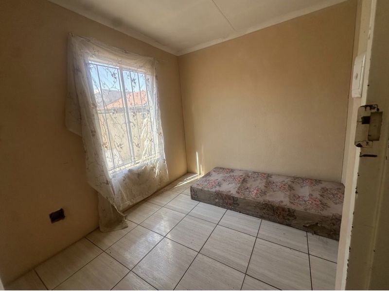 🏡 A HOME FULL OF POTENTIAL – YOUR NEXT CHAPTER STARTS HERE! - Photo 7