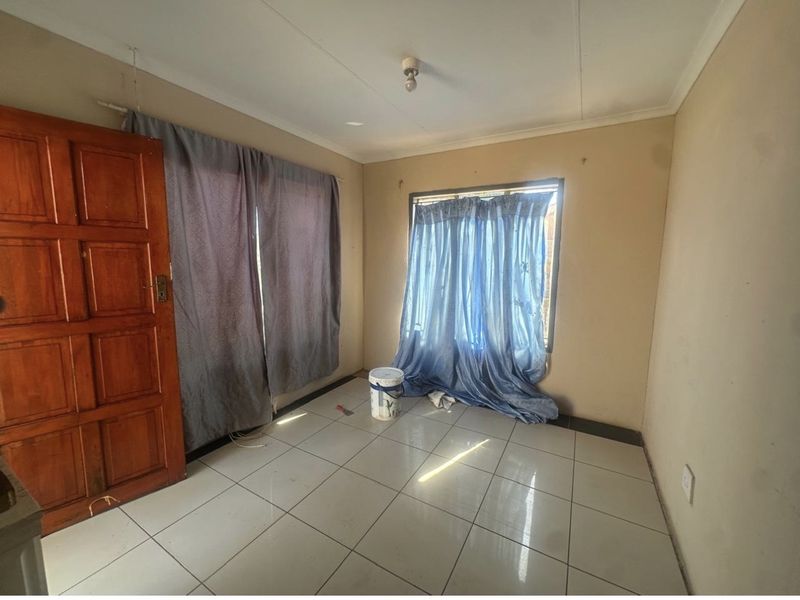 🏡 A HOME FULL OF POTENTIAL – YOUR NEXT CHAPTER STARTS HERE! - Photo 6