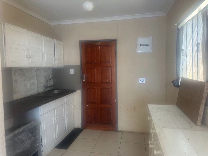 🏡 A HOME FULL OF POTENTIAL – YOUR NEXT CHAPTER STARTS HERE! - Photo 3