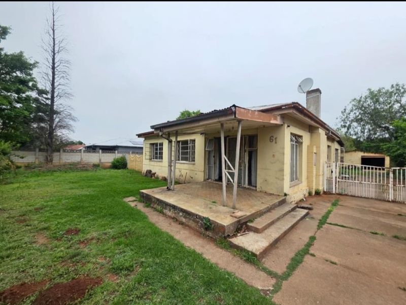 HOUSE FOR SALE IN ROTH DENE – GREAT POTENTIAL, GREAT LOCATION!