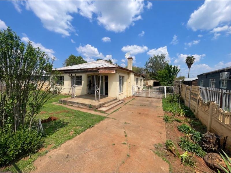 HOUSE FOR SALE IN ROTH DENE – GREAT POTENTIAL, GREAT LOCATION! - Photo 2