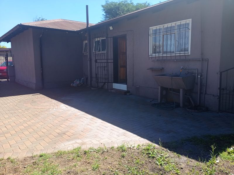 3 Bedrooms - Photo 3