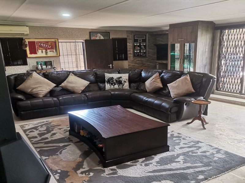 Exceptional 5-Bedroom Property with Business Rights in SE2 – Off-Grid Living! - Photo 2