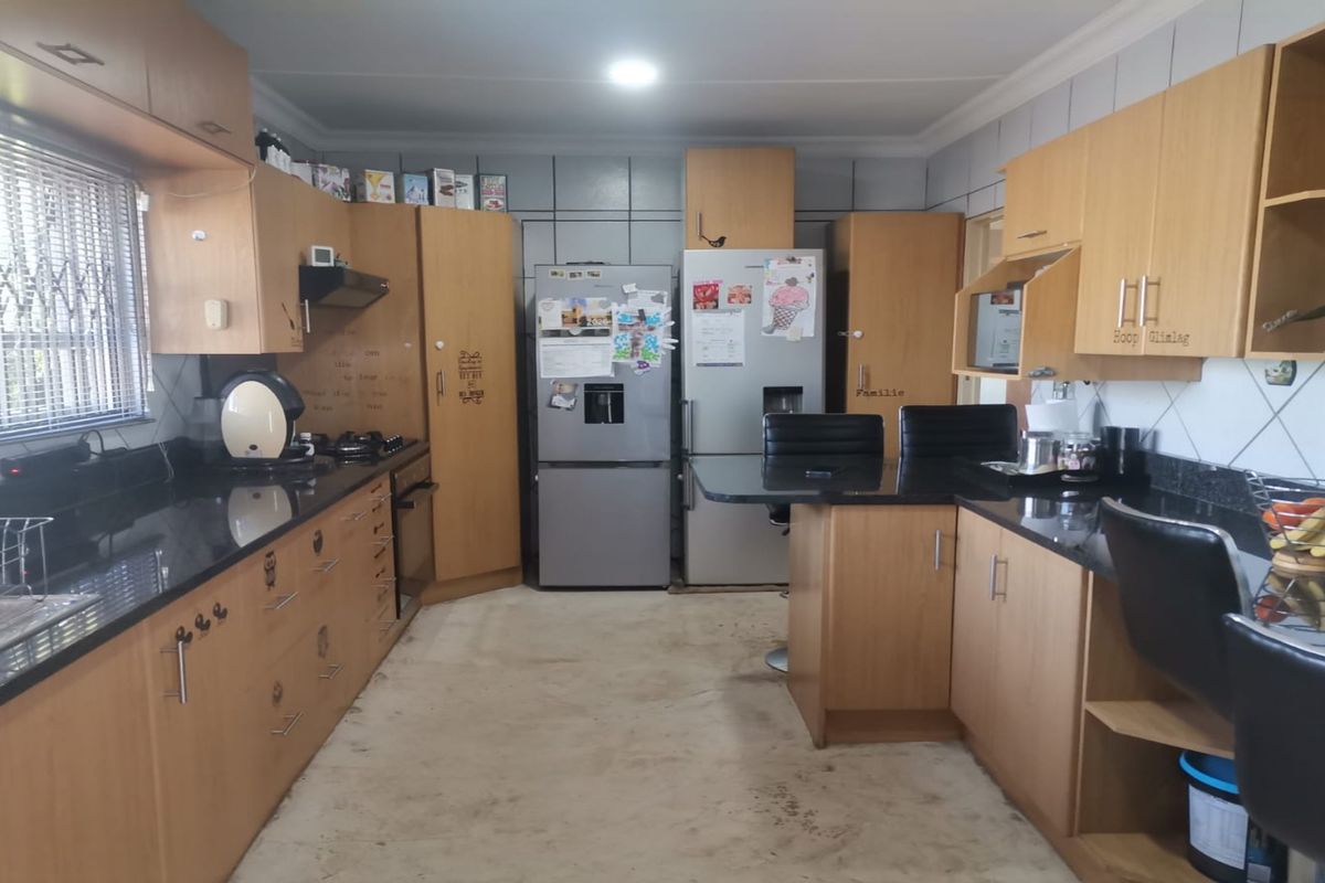 Exceptional 5-Bedroom Property with Business Rights in SE2 – Off-Grid Living! - Photo 4