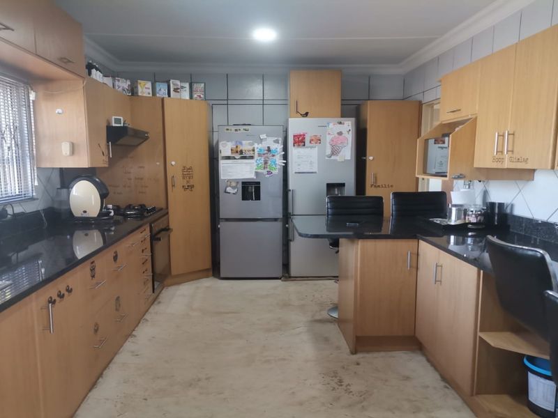 Exceptional 5-Bedroom Property with Business Rights in SE2 – Off-Grid Living! - Photo 4