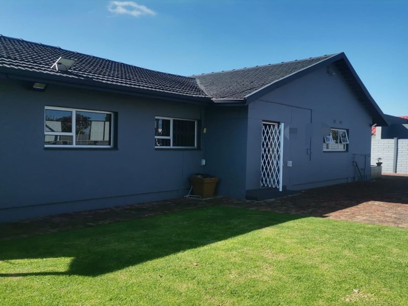Exceptional 5-Bedroom Property with Business Rights in SE2 – Off-Grid Living! - Photo 1