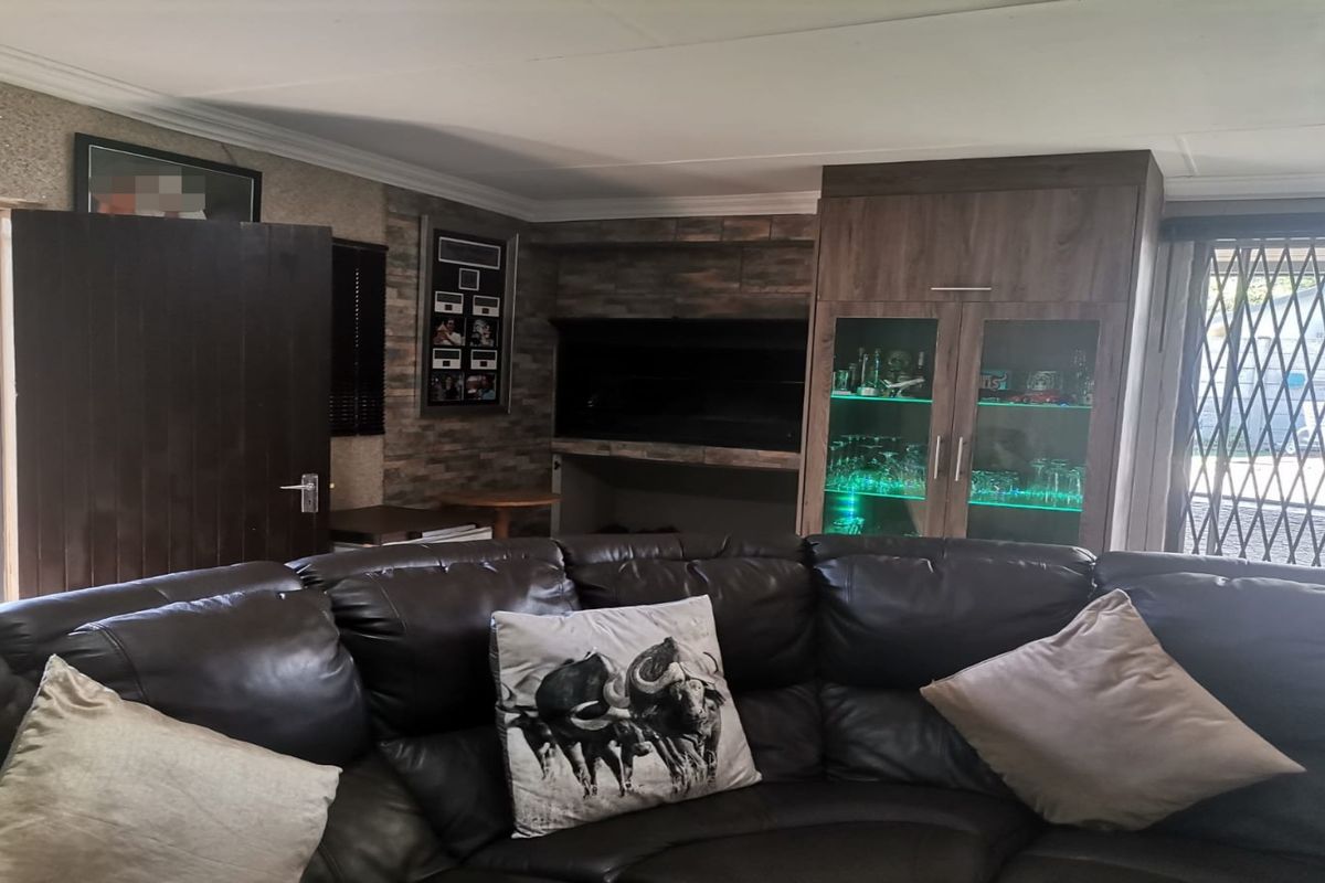 Exceptional 5-Bedroom Property with Business Rights in SE2 – Off-Grid Living! - Photo 3