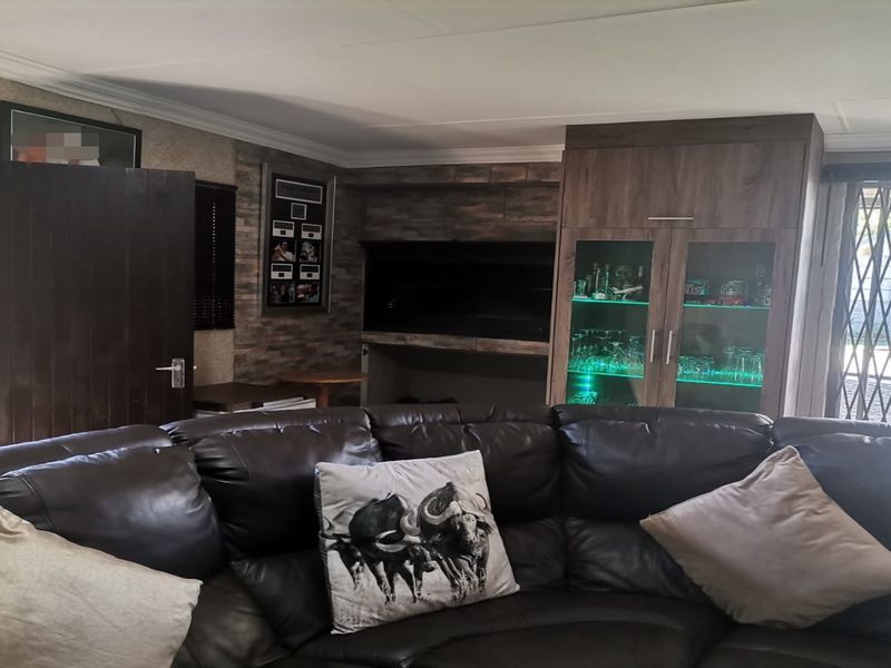 Exceptional 5-Bedroom Property with Business Rights in SE2 – Off-Grid Living! - Photo 3