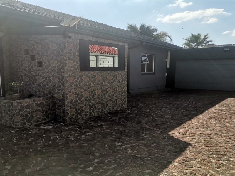 Exceptional 5-Bedroom Property with Business Rights in SE2 – Off-Grid Living! - Photo 10