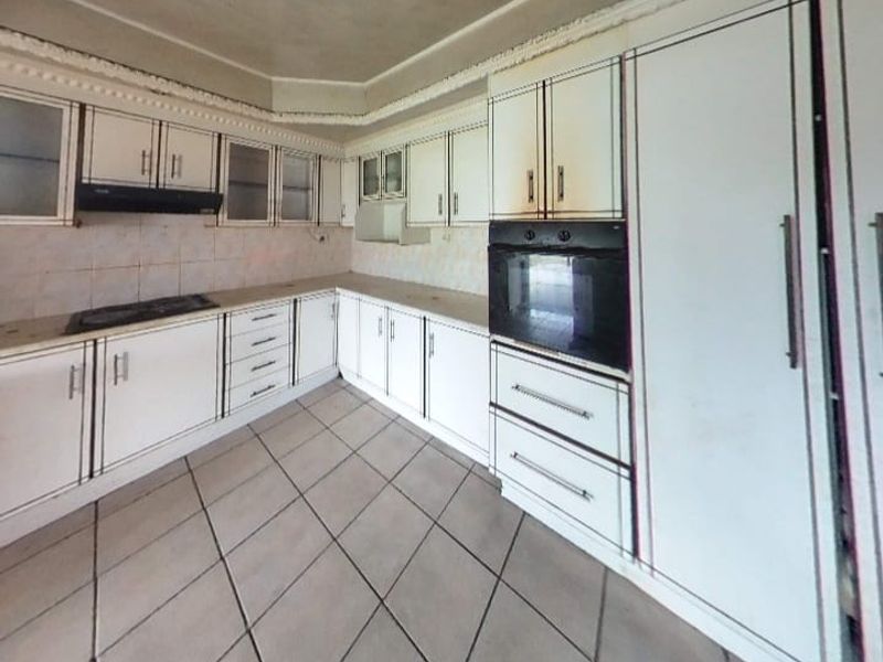 Fully Tenanted 6-Bedroom Commune – Prime Investment in Vereeniging Central - Photo 4
