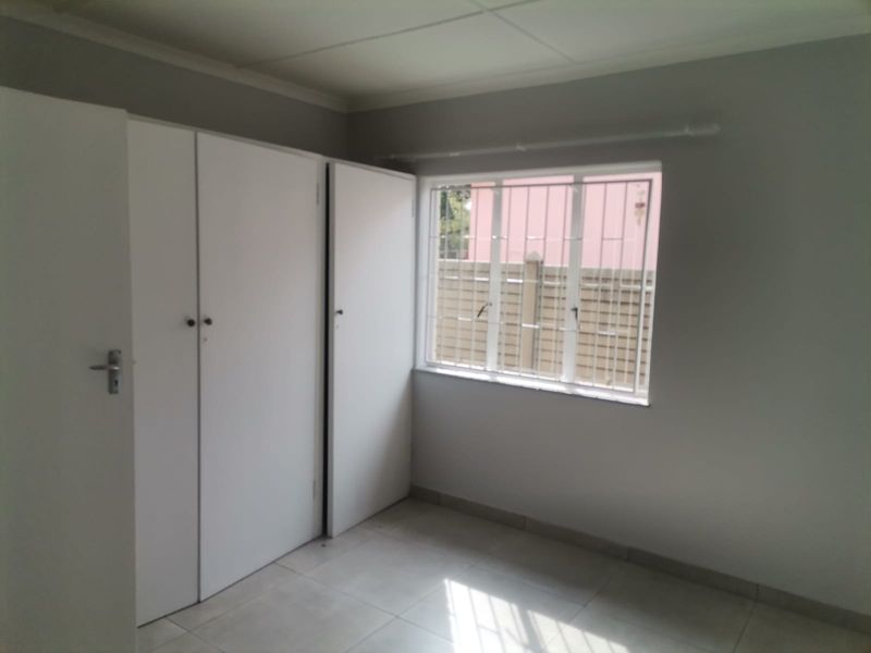 Newly Renovated 3-Bedroom House to Let in Sasolburg Ext 1 - Photo 9